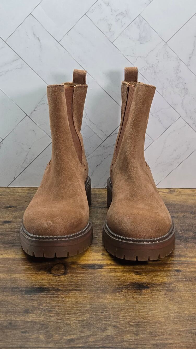 Crown Vintage Gilian Women 8.5 Tan Suede Chelsea Boots Lug Sole Ankle Boot